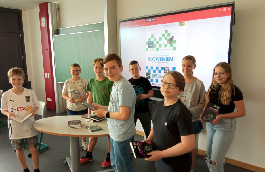 Die Klasse 6C nahm am Wettberwerb Die Deutschen und ihre Ãstlichen Nachbarn zum Thema Slowenien teil. Etliche SchÃ¼lerinnen und SchÃ¼ler freuen sich Ã¼ber gewonnene Buchpreise