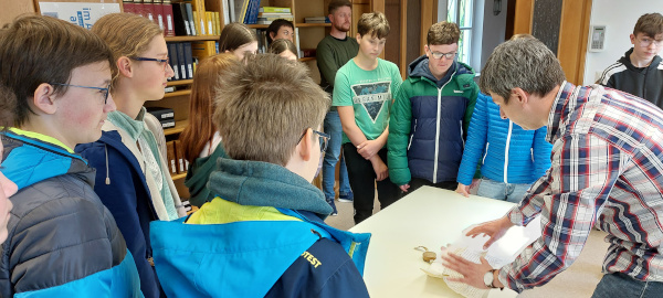 Im Fuggerarchiv Dillingen folgt die Klasse 7B den Erläuterungen von Archivar Dr. Birkle