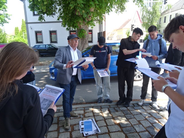 Bernhard Hof informiert am ehemaligen Standort des sogenannten Stürmerkastens über nationalsozialistische Propaganda in Buttenwiesenjpg