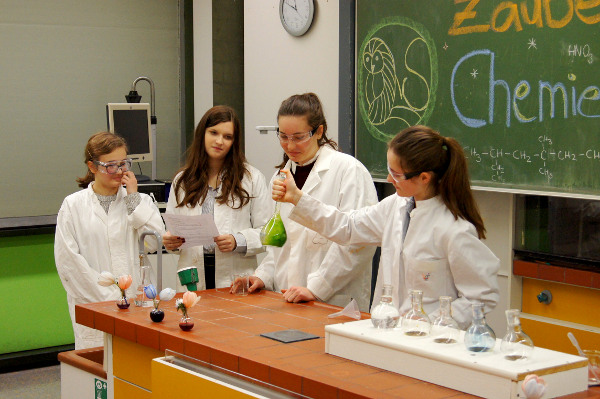 Vier Schülerinnen der Klasse 10 C begeisterten mit einer farbenreichen Chemieshow.